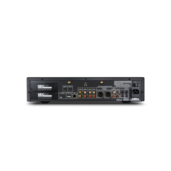 Der NAD C 658 ist der Vorverstärker der eine neuartige Stereokomponente, die völlig neue Möglichkeiten der Audiowiedergabe eröffnet.