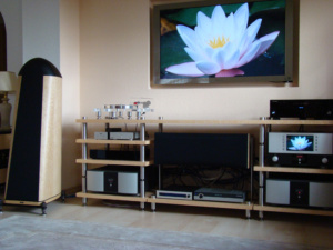 Flachbildschirm kombiniert mit Leinwand