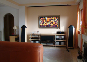 Flachbildschirm kombiniert mit Leinwand