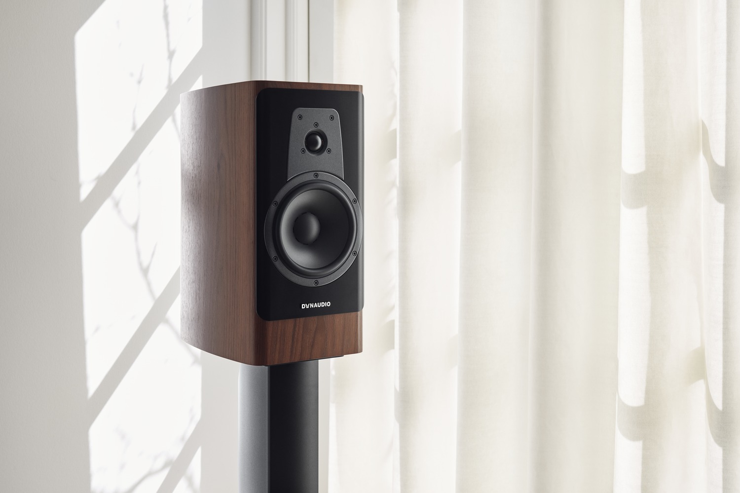 Dynaudio Contour 20i - Kompaktlautsprecher (Nussbaum) (Beispielabbildung, Lifestyle)